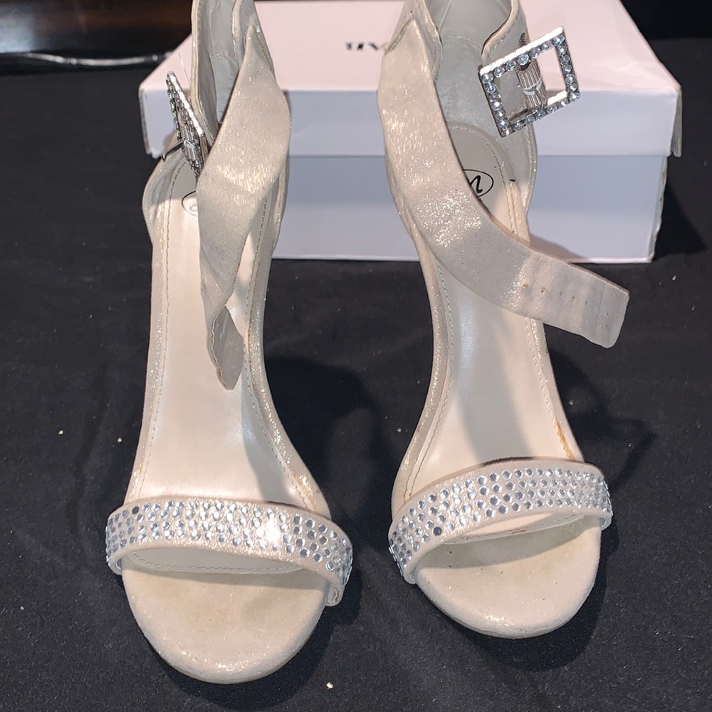 A shimmering gray colored heel. A SJM Nee York Design. Size 7.5